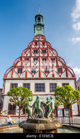 Gewandhaus (marchands de tissu gothique hall), maintenant Theatre Plauen Zwickau, fontaine, à l'Avenue de Stalingrad à Zwickau, Saxe, Allemagne Banque D'Images