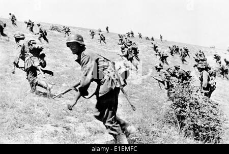 La photo tirée du rapport national-socialiste montre une attaque de tempête d'infanterie allemande sur une position ennemie en août 1942. Fotoarchiv für Zeitgeschichtee -NO WIRE SERVICE- Banque D'Images