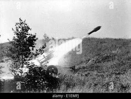 La photo de National socialiste rapporte un Nebelwerfer (mortier de fumée allumé, utilisé pour tirer du gaz, de la fumée et des obus hautement explosifs) de l'armée allemande tirant sur le Front de l'est en août 1944. Fotoarchiv für Zeitgeschichtee -NO WIRE SERVICE- Banque D'Images