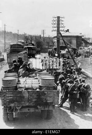 Texte de propagande! De l'information nazie sur le dos de la photo: 'Capitaines du péritrack. La nourriture, le carburant et les munitions sont transportés sur le front de la bataille. » Photo prise au Front de l'est le 11 septembre 1944 (défauts de qualité dus à la copie historique de la photo) Fotoarchiv für Zeitgeschichtee - PAS DE SERVICE DE FIL - Banque D'Images