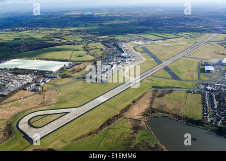 L'aéroport de Leeds Bradford, une vue de l'oeil des pilotes de l'air, montrant la piste principale, Yorkshire, Angleterre, Royaume-Uni Banque D'Images