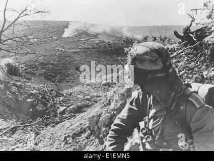 La photo tirée des reportages nazis montre les troupes allemandes lors de leur attaque contre Sébastopol dans la péninsule de Crimée en Ukraine, en juin 1942. Fotoarchiv für Zeitgeschichtee -NO WIRE SERVICE- Banque D'Images