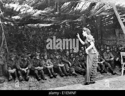 Soldats participent à une performance à la retraite allemande position 'tête de pont du Kouban' sur la péninsule de Taman, dans le sud de la Russie, publié le 15 juin 1943. Texte de propagande ! De Nazi nouvelles rapports sur le dos de l'image : 'l'avant-scène est arrivé ! Les membres de nos étapes avant même venir aux bases plus proche de l'avant afin de permettre aux soldats de quelques heures de divertissement. L'abondance, plus de tête haute Reed de la lagune a été rapidement transformé en un 'tente bambou', qui, comme la photo le montre, accueillir un groupe heureux et reconnaissant de spectateurs." (défauts de la qual Banque D'Images