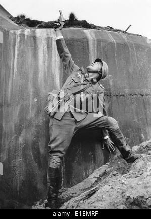 Ce motif tiré des rapports nationaux socialistes montre une troupe de choc saPer de l'infanterie allemande lors d'une attaque sur une position de bataille ennemie en octobre 1939. Le chef de l'unité d'assaut lance une éruption, pour faire savoir aux observateurs du comamnd et de l'artillerie, que la troupe de choc a pris d'assaut le bunker ennemi et a créé une brèche pour l'attaque de l'infanterie. Fotoarchiv für Zeitgeschichtee -NO WIRE SERVICE- Banque D'Images