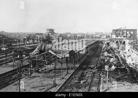 Texte de propagande! D'après les informations nazies au dos de la photo: "La gare de Kharkov, qui a été détruite par les arsonistes." Photo du Front de l'est/Ukraine, 17 novembre 1941. (Défauts de qualité dus à la copie historique de l'image) Fotoarchiv für Zeitgeschichtee - PAS DE SERVICE DE FIL - Banque D'Images