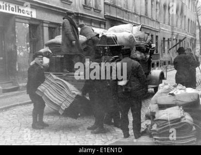 Les derniers résidents quittent la ville principale de Tilsit (aujourd'hui Sovetsk, oblast de Kaliningrad), en octobre/novembre 1944. La ville prussienne orientale appartenait à l'Empire allemand depuis 1895 (jusqu'en 1945) et fut exposée à de lourdes attaques russes depuis l'avance allemande en Russie en 1941. (Qualité inférieure en raison de l'âge du document.) Fotoarchiv für Zeitgeschichtee - PAS DE SERVICE DE FIL Banque D'Images