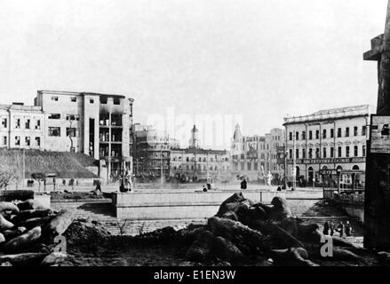 Texte de propagande! De l'information nazie sur le dos de la photo: 'Kharkov. Les barricades ont été érigées la plupart du temps dans le quartier universitaire de la rue Karl-Liebknecht. Photo du Front de l'est, 06 novembre 19411. (Défauts de qualité dus à la copie historique de l'image) Fotoarchiv für Zeitgeschichtee - PAS DE SERVICE DE FIL - Banque D'Images