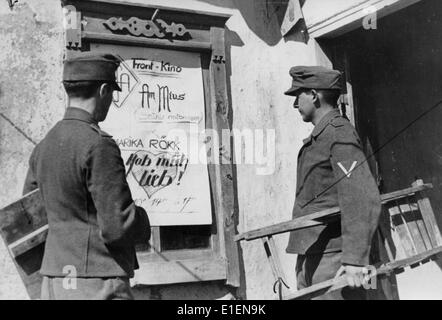 Les Soldats Allemands Se Tiennent A L Exterieur De L Avant Cinema Am Mius Au Front De L Est En Avril 1943 Le Film Hab Mich Lieb Faire L Amour Avec Moi Avec Liaisons Entre L Actrice Marika Roekk Le Texte Original D Un Nazi Nouvelles Rapport De
