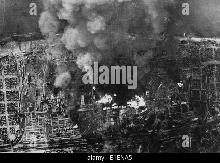 Attentat à la bombe allemand contre Stalingrad (aujourd'hui Volgograd) en septembre 1942. Le texte original de propagande nazie sur le verso de l'image se lit: "Bombe sur Stalingrad. De violents nuages de fumée au-dessus de la Volga provenant des incendies dans les usines d'armement de Stalingrad. Fotoarchiv für Zeitgeschichtee - PAS DE SERVICE DE FIL Banque D'Images