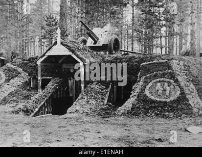 Un canon soviétique capturé se trouve sur le toit d'un abri Waffen SS au Front de l'est en 1942. Fotoarchiv für Zeitgeschichtee - PAS DE SERVICE DE FIL Banque D'Images