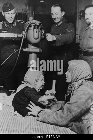 La photo d'un Nazi nouvelles rapport montre un enfant de la région lésée d'être radiographié par les paramédics allemand au front de l'Est en juin 1943. L'original du texte de propagande nazie sur l'arrière de la photo dit : "Hôpital de campagne exemplaire d'affectation pour des association et ceux qui sont prêts à vous aider. Les médecins de l'armée allemande ont mis en place un hôpital de campagne russe au fil du temps avec leur personnel paramédical. De plus en plus, ils sont en cours d'extension dans l'auto-suffisant les hôpitaux de campagne. Dans le x-ray, qui est partiellement occupé par l'Allemand du personnel, même les civils sont admis dans certains cas Banque D'Images