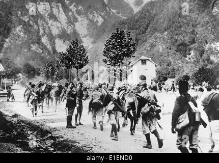 Le tableau de la propagande nazie montre des chasseurs français alpin qui marchent dans le village alpin du Bourg-d'Oisans en août 1938. Fotoarchiv für Zeitgeschichtee - PAS DE SERVICE DE FIL Banque D'Images