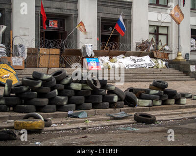 Luhansk, Ukraine. 2 juin 2014. Bâtiment administratif vitres ont été brisées par les balles -- Bâtiment de l'administration régionale de Lougansk, un missile a frappé le MiG-29, l'Armée de l'air ukrainienne. Dans ce bâtiment de séparatistes mettre le gouvernement auto-proclamé la République populaire de Luhansk. Crédit : Igor Golovnov/Alamy Live News Banque D'Images