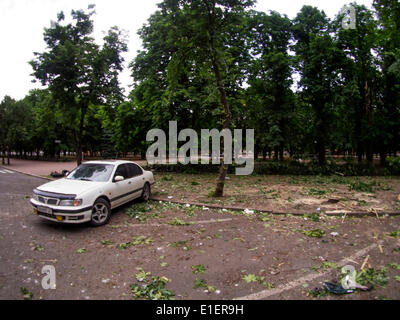 Luhansk, Ukraine. 2 juin 2014. Canon appareils étaient les arbres endommagés dans le parc près du bâtiment - Bâtiment de l'administration régional Luhansk-, un missile a frappé le MiG-29, l'Armée de l'air ukrainienne. Dans ce bâtiment de séparatistes mettre le gouvernement auto-proclamé la République populaire de Luhansk. Crédit : Igor Golovnov/Alamy Live News Banque D'Images