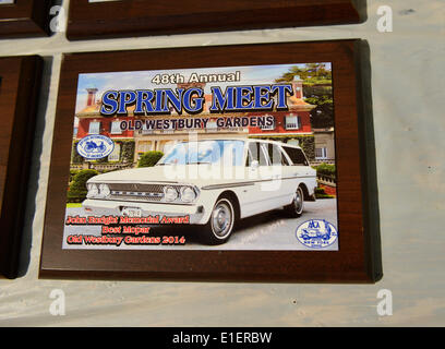 New York, USA. 1er juin 2014. Une plaque commémorative pour le meilleur du Mopar est remis à l'auto d'antiquités, qui ont eu lieu sur le domaine historique de l'élégant Old Westbury Gardens à Long Island, et parrainé par le grand New York Region AACA Antique Automobile Club of America. Credit : Ann E Parry/Alamy Live News Banque D'Images