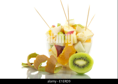 Un bol avec divers fruits sur fond blanc Banque D'Images