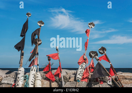 Dans le port de Vitt sont des bouées de drapeaux rouges et noirs, Ruegen Island, Mecklembourg-Poméranie-Occidentale, Allemagne, Europe Banque D'Images