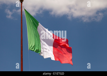 Italie drapeau - le drapeau italien voler contre un ciel bleu, Italie Europe Banque D'Images