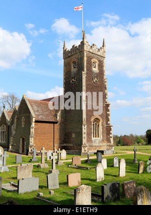 L'église paroissiale de Sandringham, Saint George's flag, Norfolk, Angleterre Royaume-uni battant pavillon de Saint Georges, Saint George's flags carstone Banque D'Images