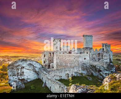 Magnifique coucher de soleil sur le château de Ogrodzieniec, Pologne. Banque D'Images