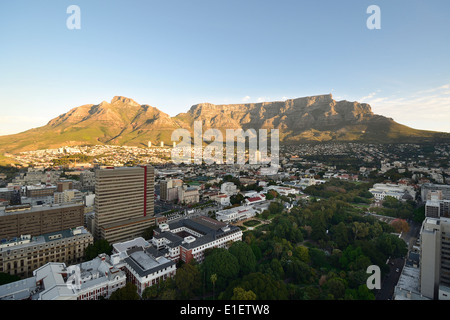 Portrait du Cap, Table Mountain et de démons en crête avec la ville haute bol au premier plan Banque D'Images