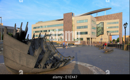 Royaume-uni, Pays de Galles, Cardiff, Bay, des marins marchands War Memorial, Atradius, Bâtiment Banque D'Images