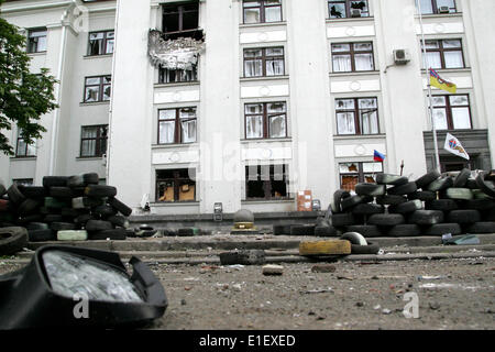 Luhansk, Ukraine. 2 juin, 2014. Bâtiment de l'administration locale est observée après une explosion à Luhansk, Ukraine, le 2 juin 2014. Au moins cinq personnes ont été tuées lorsqu'une explosion a secoué un rebelles de l'administration locale en Ukraine de l'est de la ville de Paris le lundi, les médias locaux ont rapporté. Crédit : Alexander Ermochenko/Xinhua/Alamy Live News Banque D'Images