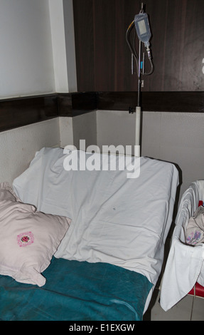 Lit double et lit bébé à côté dans une chambre d'hôpital, signifiait pour la mère et l'enfant après l'accouchement, avec le berceau juste à côté de bed Banque D'Images