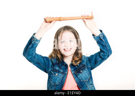 Jeune fille avec la soprano recorder et fond blanc Banque D'Images