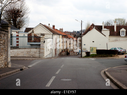 AJAXNETPHOTO - LOUVECIENNES,FRANCE. Voir peint par le peintre impressionniste Camille PISSARRO 1830-1903 - "UNE RUE DE VILLAGE, LOUVECIENNES 1871." Photo:JONATHAN EASTLAND/AJAX REF:60904 326 Banque D'Images