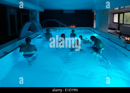 Les gens se baigner dans des thermes de Caldes de Boi hotel au Province de Lleida dans la communauté autonome de Catalogne Espagne Banque D'Images
