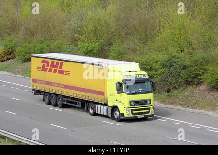 Un camion DHL qui se déplacent le long de l'autoroute M20 dans le Kent, Angleterre Banque D'Images