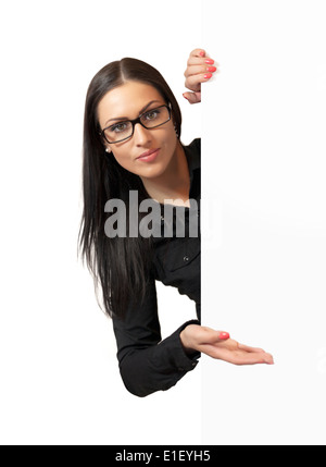 Smiling beautiful business woman showing blank signboard, isolé sur fond blanc Banque D'Images