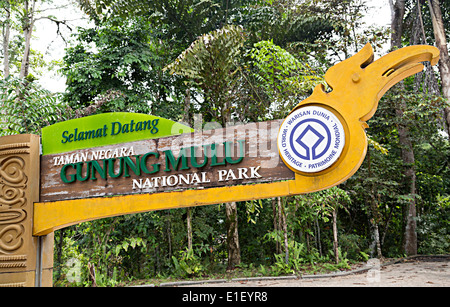 Panneau d'entrée au Parc national du Gunung Mulu, Malaisie Banque D'Images