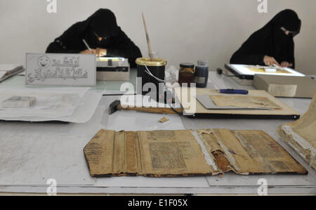 Sanaa, Yémen. 2 juin, 2014. Restauration experts yéménites à l'intérieur d'un centre de réparation des manuscrits à Sanaa, Yémen, le 2 juin 2014. Le gouvernement yéménite a commencé la restauration des manuscrits en 1980. Dans le centre de réparation, il y a 16 000 fragments de parchemin ancien, dont certains sont parmi les plus anciens manuscrits du Coran dans le monde. © Mohammed Mohammed/Xinhua/Alamy Live News Banque D'Images