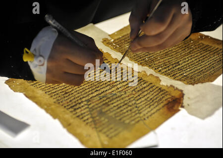 Sanaa, Yémen. 2 juin, 2014. Un expert yéménite restaure l'intérieur d'un centre de réparation des manuscrits à Sanaa, Yémen, le 2 juin 2014. Le gouvernement yéménite a commencé la restauration des manuscrits en 1980. Dans le centre de réparation, il y a 16 000 fragments de parchemin ancien, dont certains sont parmi les plus anciens manuscrits du Coran dans le monde. © Mohammed Mohammed/Xinhua/Alamy Live News Banque D'Images