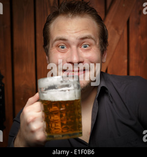 Homme heureux de boire une bière à partir de la tasse. Banque D'Images