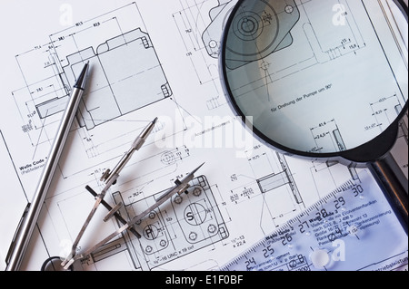 Outils de dessin de la technologue en milieu de travail Banque D'Images