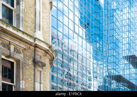 Photographie de la contraste entre ancienne et nouvelle architecture de Londres Banque D'Images