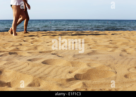 Deux hommes marchant sur la plage Banque D'Images