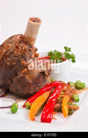 Des plats de viande avec légumes et épices Banque D'Images