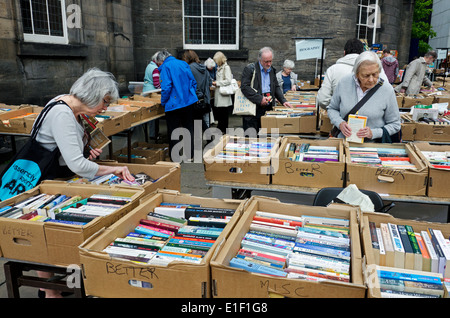 Les clients lors de l'Assemblée Christian Aid Livre Vente à St Andrew's et St George's Church ouest sur George Street, Édimbourg, Écosse, Royaume-Uni. Banque D'Images