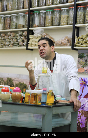 Vente de parfums homme dans un magasin à Marrakech, Maroc Banque D'Images