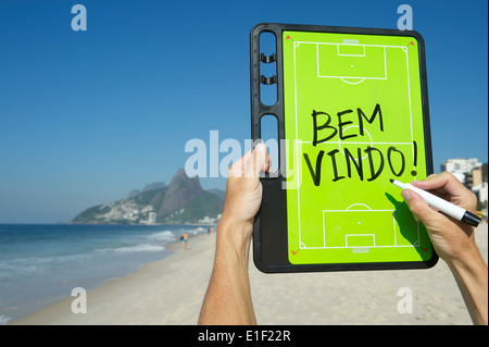Brésil Bem-vindo welcome message en portugais sur l'écriture des tactiques de football de sélection de la plage d'Ipanema Rio de Janeiro Banque D'Images