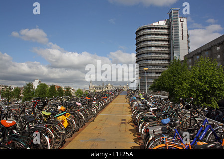 Multi-niveau d'Amsterdam Centraal Station bike park Banque D'Images