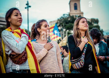 Barcelone, Espagne. 2 juin 2014. Mars manifestants contre la monarchie et d'une troisième république à Barcelone pour protester contre des milliers de personnes se réunissent pour l'organisation d'un référendum sur l'indépendance de la Catalogne et d'une future république dans Barcelone comme le roi d'Espagne Juan Carlos est d'abdiquer après un règne de 38 ans en faveur des fils Felipe. Credit : matthi/Alamy Live News Banque D'Images