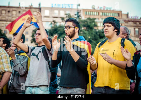 Barcelone, Espagne. 2 juin 2014. Mars manifestants contre la monarchie et d'une troisième république à Barcelone pour protester contre des milliers de personnes se réunissent pour l'organisation d'un référendum sur l'indépendance de la Catalogne et d'une future république dans Barcelone comme le roi d'Espagne Juan Carlos est d'abdiquer après un règne de 38 ans en faveur des fils Felipe. Credit : matthi/Alamy Live News Banque D'Images