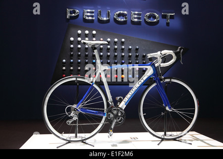 Vélo de course Peugeot à l'AMI - Salon International de l'Auto Mobile le 1er juin 2014 à Leipzig, Saxe, Allemagne Banque D'Images