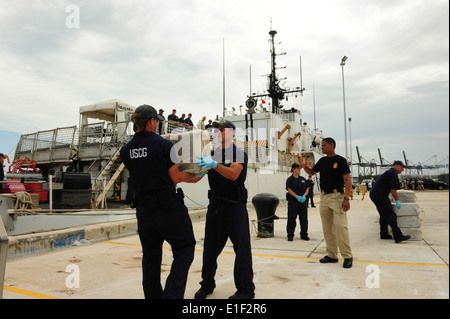 Les gardes-côtes américains de USCGC Tahoma (WMEC 908) décharger les balles de cocaïne à l'unité de soutien de la Base de Miami, Floride, le 23 août, 2010. Coa Banque D'Images