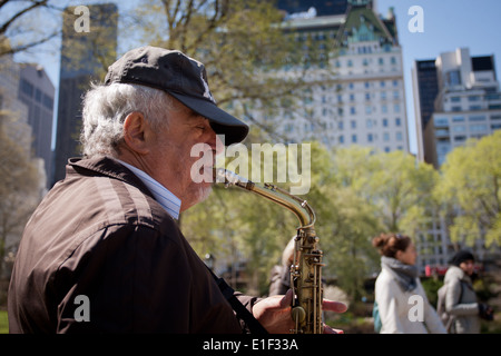 Saxophoniste dans Central Park, NYC Banque D'Images